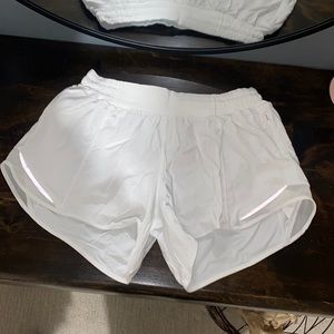 Lululemon white hotty hot low-rise lined short 2.5”